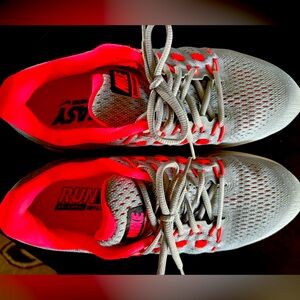 *Like NEW* Nike Air Zoom Vomero 12 Womens Running Shoes - used only a few times